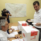 El candidato a la Secretaria regional del PSOE Luis Tudanca, emite su voto en la sede socialista en Burgos