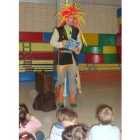 El duende de los libros, el personaje Lecturo, saca de su bolsa un cuento