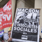 Un grupo de personas protesta contra la reforma laboral durante la visita que ha hecho a Toulouse el presidente Emmanuele Macron
