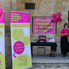 Clara García Fraile en su Oficina de historias de amor en la plaza mayor de Ciudad Rodrigo. J.M.GARCIA