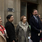 Familiares de Ángela Ruiz Robles, con el alcalde de Ferrol, Ángel Mato, delante de la placa colocada donde vivió e impartió clases. DL