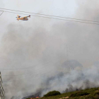 Un hidroavión participa en las labores de extinción en el incendio de San Roque (Cádiz).