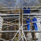 Los técnicos en el momento de desmontar el retablo de la iglesia de Valdavida, en un delicadísimo estado de conservación