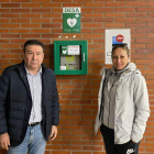 Luis Mariano Santos y Ruth Arranz, junto al desbifrilador. CAMPOS