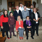Patro Rodríguez con familiares en la iglesia del pueblo