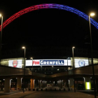 El estadio de Wembley, con los colores de Arsenal y Chelsea y una inscripción en recuerdo de las víctimas del incendio de la Grenfell Tower.