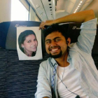 Faizan Patel, junto a una foto de su esposa, durante su luna de miel en Italia.