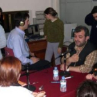 El locutor de radio Joaquín Guzmán, en una actividad con jóvenes