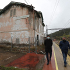 Gabriel Folgado y Melchor Moreno, el pasado octubre ante el edificio de la estación. L. DE LA MATA