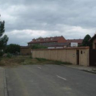 La calle Miguel Servet desemboca en un camino de tierra que ahora se asfaltará.