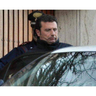 El capitán del 'Costa Concordia', Francesco Schettino, tras ser detenido por la policía italiana, el sábado, horas después del naufragio.