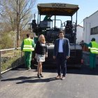 Carmen Oláiz y Manuel García visitaron las obras que permitirán asfaltar Villanueva del Árbol.