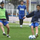 Iván Candela (derecha) defenderá un año más la camiseta de la Ponferradina.