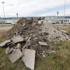 Escombro procedente de las obras del centro de Ponferrada frente al estadio del Toralín, ayer. L. DE LA MATA
