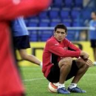 El jugador del Villarreal Riquelme, sentado, durante un entrenamiento