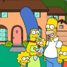 Los protagonistas de la serie de dibujos animados Los Simpson frente a su casa.