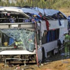 Varios de los jóvenes ocupantes del autobús siniestrado esperan tumbados en el suelo.