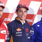 Marc Márquez (Honda), hoy, en Motegi (Japón), entre Andrea Dovizioso, a la izquierda, y Maverick Viñales, a la derecha.