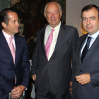 Carlos Escotet, presidente de Banesco, Javier Etchevarría, presidente del Banco Etcheverría y Francisco Botas, consejero delegado.