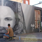 El grafitero Da2 continúa con el enorme mural alusivo a la Pasión astorgana que adorna la plaza de la Semana Santa