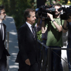 Martell y Carrillo, abogados de la familia Pujol, a su llegada a la Audiencia Nacional. JAVIER LIZÓN