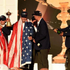 El capitán del equipo estadounidense Davis Love y su vicecapitánTiger Woods celebran en la ceremonia de entrega del trofeo.
