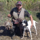 Adrián Álvarez con sus dos perros y una percha de codornices. DL