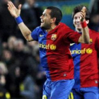 Alves, celebra un gol junto a Messi, confía en que el Barça lo gane todo