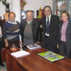 Foxo, con corbata, ayer en Fuentesnuevas junto a los integrantes de la banda de gaitas Castañuelas.