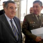 El presidente de Unión Fenosa, Pedro López Jiménez, con el general Ricardo Sotomayor