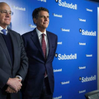 El presidente del banco, Josep Oliu, y el consejero delegado del grupo, Jaime Guardiola. EMILIO NARANJO