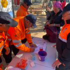 Una peregrina, con los voluntarios de Protección Civil. DL