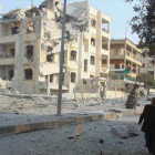 Un hombre camina entre edificios dañados por los bombardeos rusos en la ciudad siria de Idleb.
