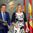 Los consejeros José Antonio de Santiago-Júarez y Pilar del Olmo ayer en la rueda de prensa.