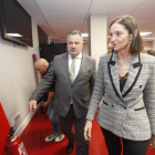 La ministra Reyes Maroto, a su llegada a la sede de la Ciuden en Ponferrada, acompañada de Eduardo Morán. L. DE LA MATA