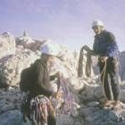 El montañero, a la derecha, en el pico del Naranjo de Bulnes