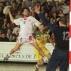 Juanín ejecuta un lanzamiento contra el marco de Peric en un partido europeo frente al Celje