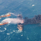 Un equipo realiza labores de extinción del incendio en el petrolero iraní Sanchi tras su colisión con el mercante CF Crystal, de bandera hongkonesa. MINISTERIO DE TRANSPORTES DE CHINA