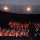 El aula coral de La Palomera y el coro juvenil IES Ordoño II cantaron juntos las últimas piezas