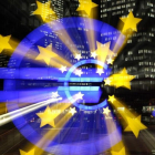Símbolo del euro iluminado, ante la sede del Banco Central Europeo en Fráncfort.