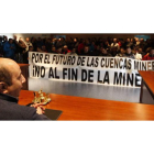 Los mineros desplegaron sus pancartas en La Pola ante el alcalde, Francisco Castañón.