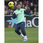 Messi chuta el balón durante el entrenamiento del Barça.