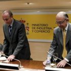 Miguel Sebastián y el portavoz económico del PP, Cristóbal Montoro, durante la reunión.