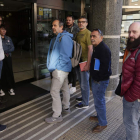 Los representantes de los trabajadores de LM a su llegada al Hotel Infantas de León donde se negocia. FERNANDO OTERO