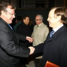 Silván saludaba anoche al fiscal Villalvilla, con Riesco y Manuel García Prada al fondo.