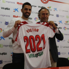 Víctor Díaz ‘Viti’ escenificó ayer su renovación para las próximas tres temporadas con la Cultural y Deportiva Leonesa. RAMIRO
