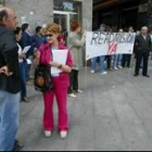 Un grupo de trabajadores de FCC durante la concentración que tuvo lugar ayer en Ponferrada