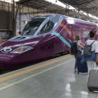 Imagen del tren Avlo en la estación Málaga-María Zambrano. ÁLVARO CABRERA