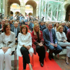 Cristina Cifuentes, el pasado Dos de Mayo, entre la vicepresidenta, Soraya Sáenz de Santamaría, y el ministro portavoz, Íñigo Méndez de Vigo.