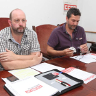 En primer término, Ángel Manuel Santos, junto a otro compañero, ayer en la sede de CC OO. LDM